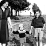 Jan Palach mit seinem älteren Bruder Jiří und seiner Mutter, 24. Juni 1950 (Quelle: Jiří Palachs Archiv)