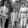 Jan Palach beim Spaziergang mit seinen Eltern (Quelle: Jiří Palachs Archiv)