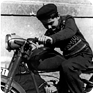 Jan Palach am Motorrad seines Bruders Jiří (Quelle: Jiří Palachs Archiv)