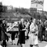 Majálesový průvod v Praze prochází na Švermově (dnešním Štefánikově) mostě 20. května 1956 (zdroj: Národní archiv)