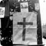 La notizia che riferisce di un ragazzo ucciso dalle truppe occupanti affissa al basamento della statua di San Venceslao, fotografata da Jan Palach il 22 agosto 1968 (Foto: Jan Palach)
