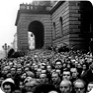 Devant le Rudolfinum, les gens attendent le véhicule funéraire avec le cercueil de Jan Palach, 25 janvier 1969. (Photo : Miloň Novotný)