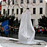 Foto vom umhüllten Jan-Palach-Denkmal kurz vor der feierlichen Enthüllung. Im Hintergrund das Gymnasialgebäude, 19. Januar 2009 (Foto: Petr Blažek)