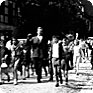 Městečko Rippicha 1974 - farář Oskar Brüsewitz a „jeho“ děti na cestě ke hřišti (foto: Karl-Adolf Zech, zdroj: RHG Berlin)