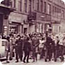 Il caso di Roman Kalanta provocò manifestazioni di massa tra i giovani. Dimostranti fotografati nel centro di Kaunas il 18 maggio 1972, foto scattata dal KGB. (Lietuvos Ypatingojo Archyvo)