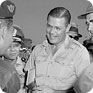 Ministr obrany USA Robert McNamara a gen. William Westmoreland na návštěvě amerických jednotek ve Vietnamu, srpen 1965 (Zdroj: Wikipedia Commons)
