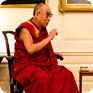 Protestujący Tybetańczycy żądaj m.in. powrotu Dalajlamy do ojczyzny. Na zdjęciu spotkanie  XIV. Dalajlamy z amerykańskim prezydentem Barackiem Obamą 16 lipca 2011 (Źródło: Wikipedia Commons)